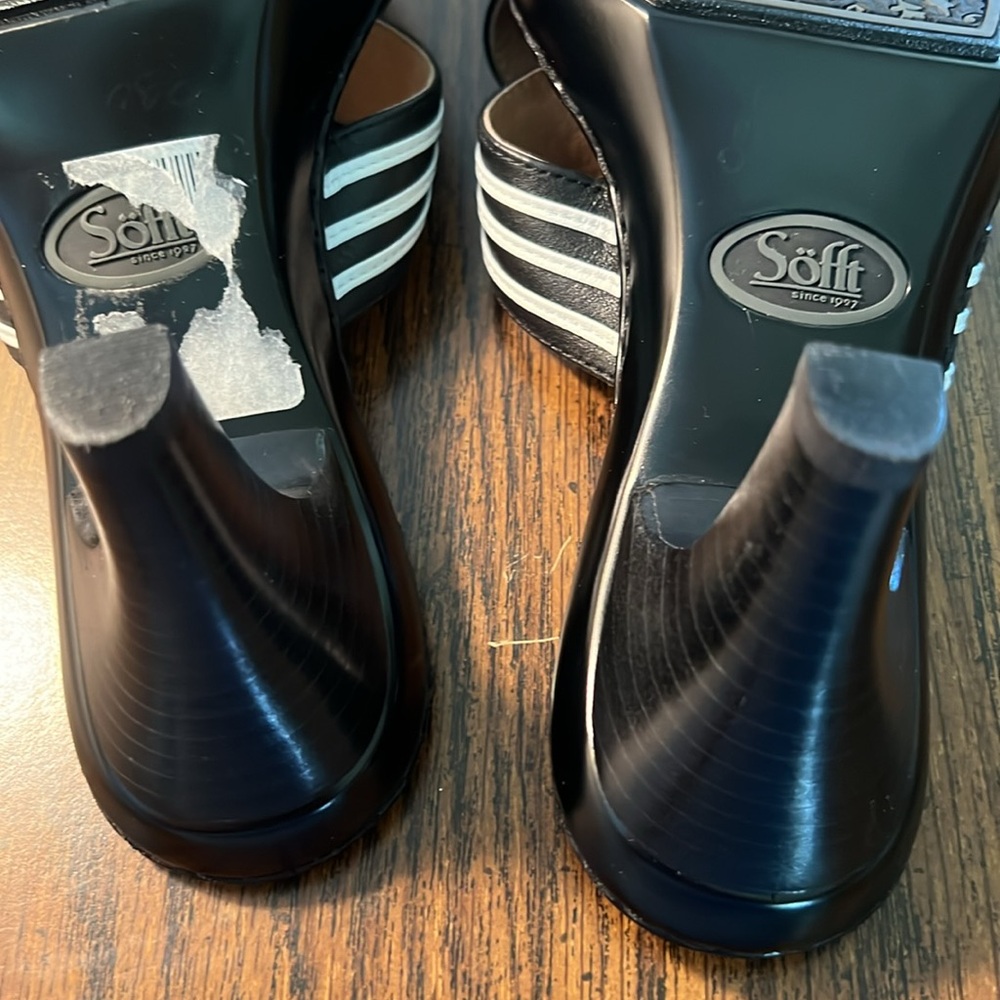 NEW SOFFT Black White Striped Leather Sandals size 6M. Comfortable Leather upper - Picture 8 of 9